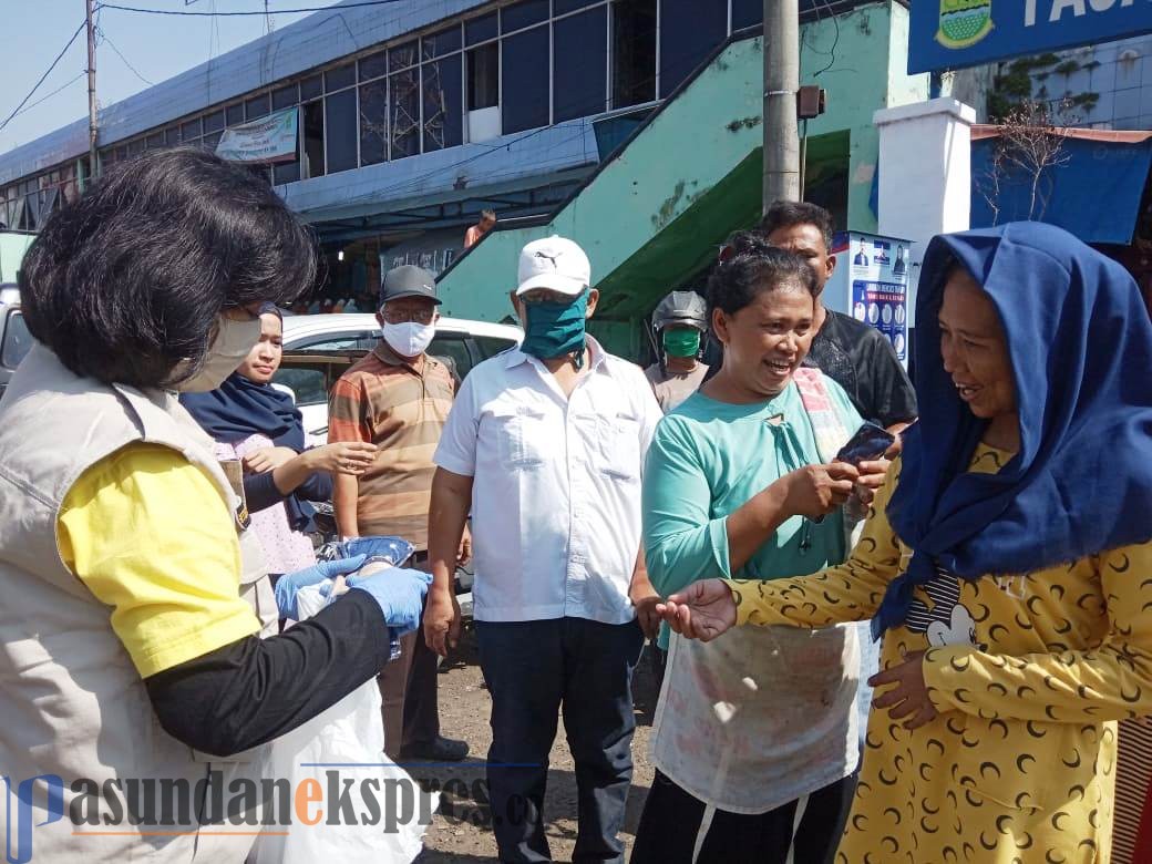 Bantu Pemerintah, Ikatan Bidan Indonesia Karawang Bagikan Masker Gratis