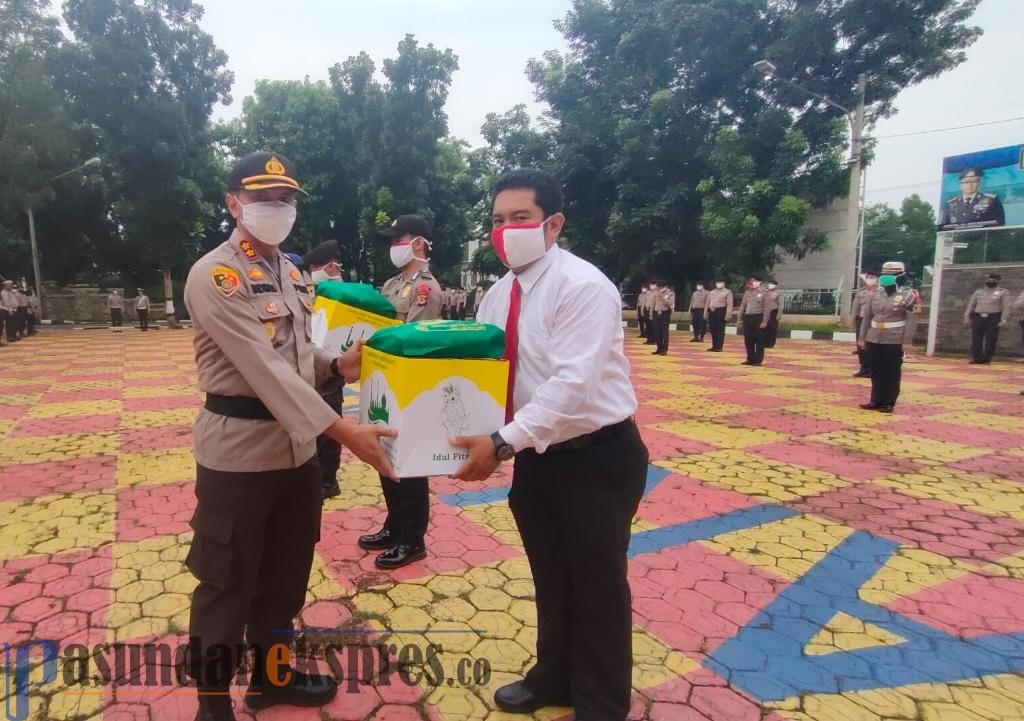 Kapolres Purwakarta Berikan Paket Lebaran untuk Personel