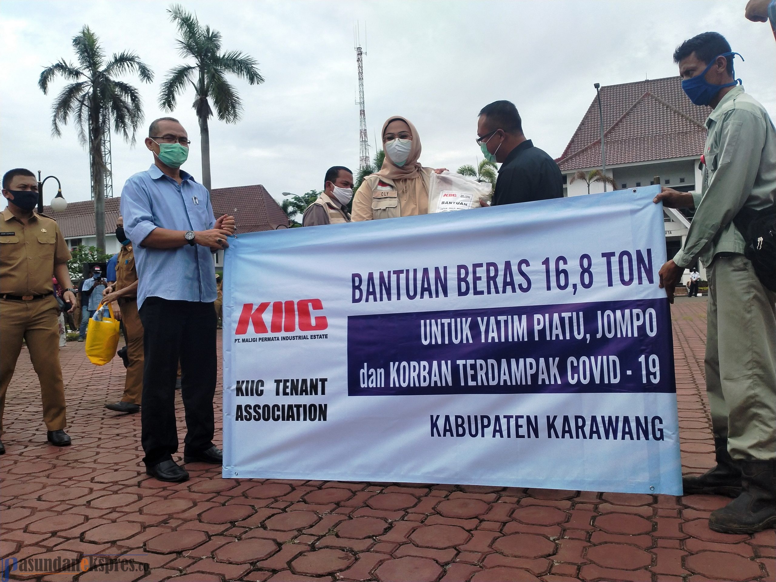 KIIC Berikan Bantuan 16,8 Ton Beras untuk Masyarakat Karawang