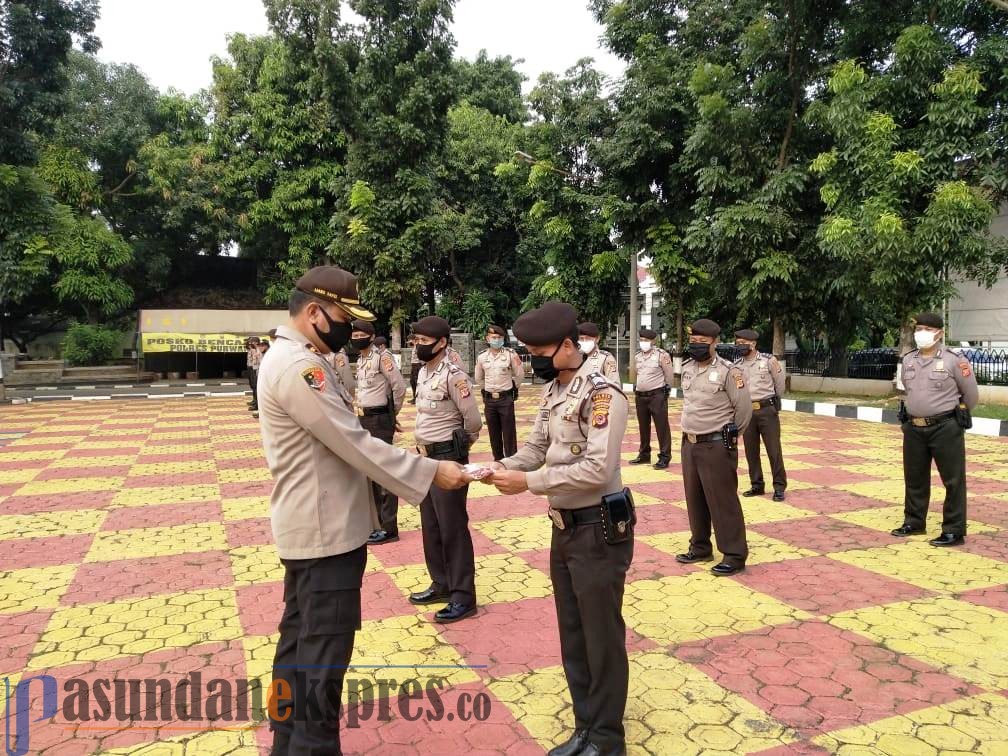 Kapolres Purwakarta Lindungi Personil Kepolisian dari Covid-19 dengan Bagikan Masker