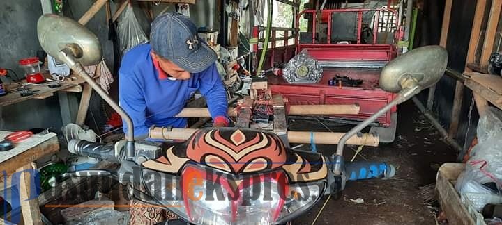 Dasiah, Warga Cilamaya Mampu Rakit Motor Remot Kontrol Berbahan Dasar Barang Bekas