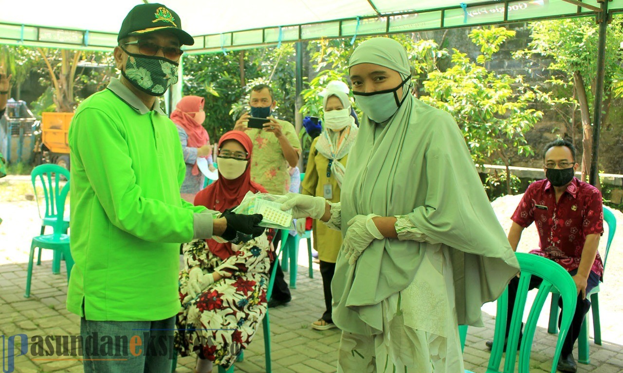 BKKBN Tebar Sembako di Daerah Kumuh Stasiun Depok