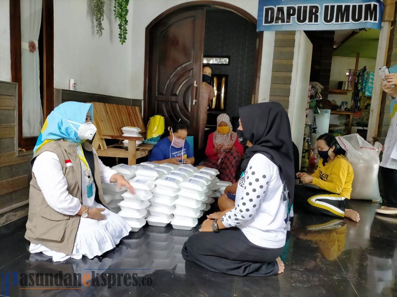 Bantuan Beras Turun, Pemcam Pusakajaya Dirikan Dapur Umum