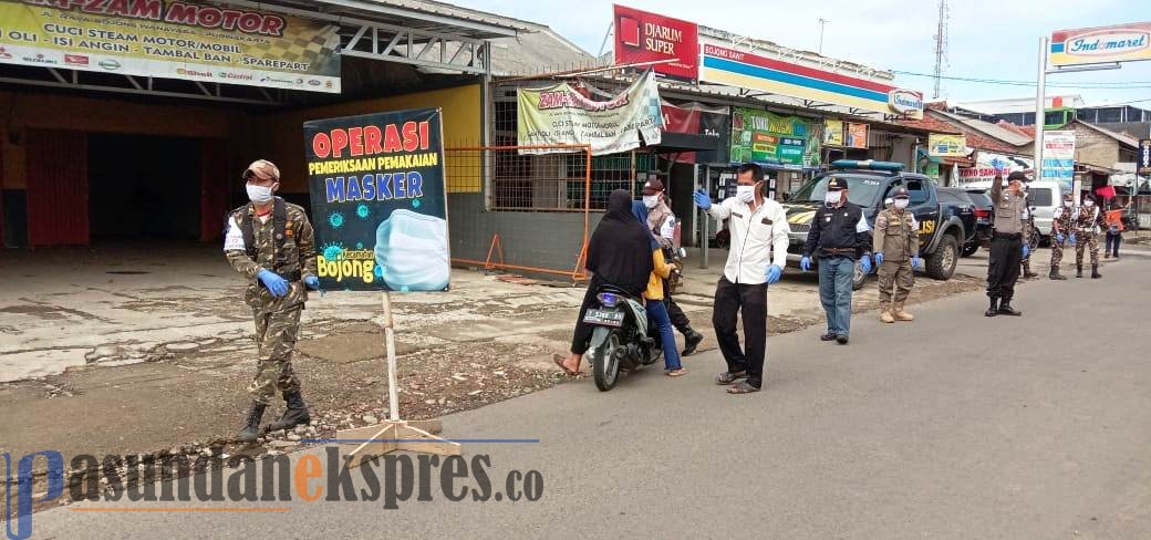 Camat Bojong Pimpin Operasi Pembagian Masker