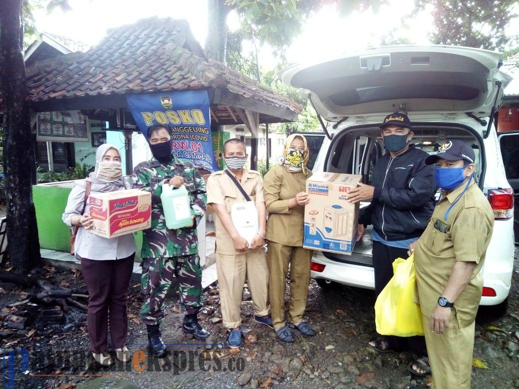 Desa Campaka Salurkan APD untuk Empat Posko Penanganan Covid-19