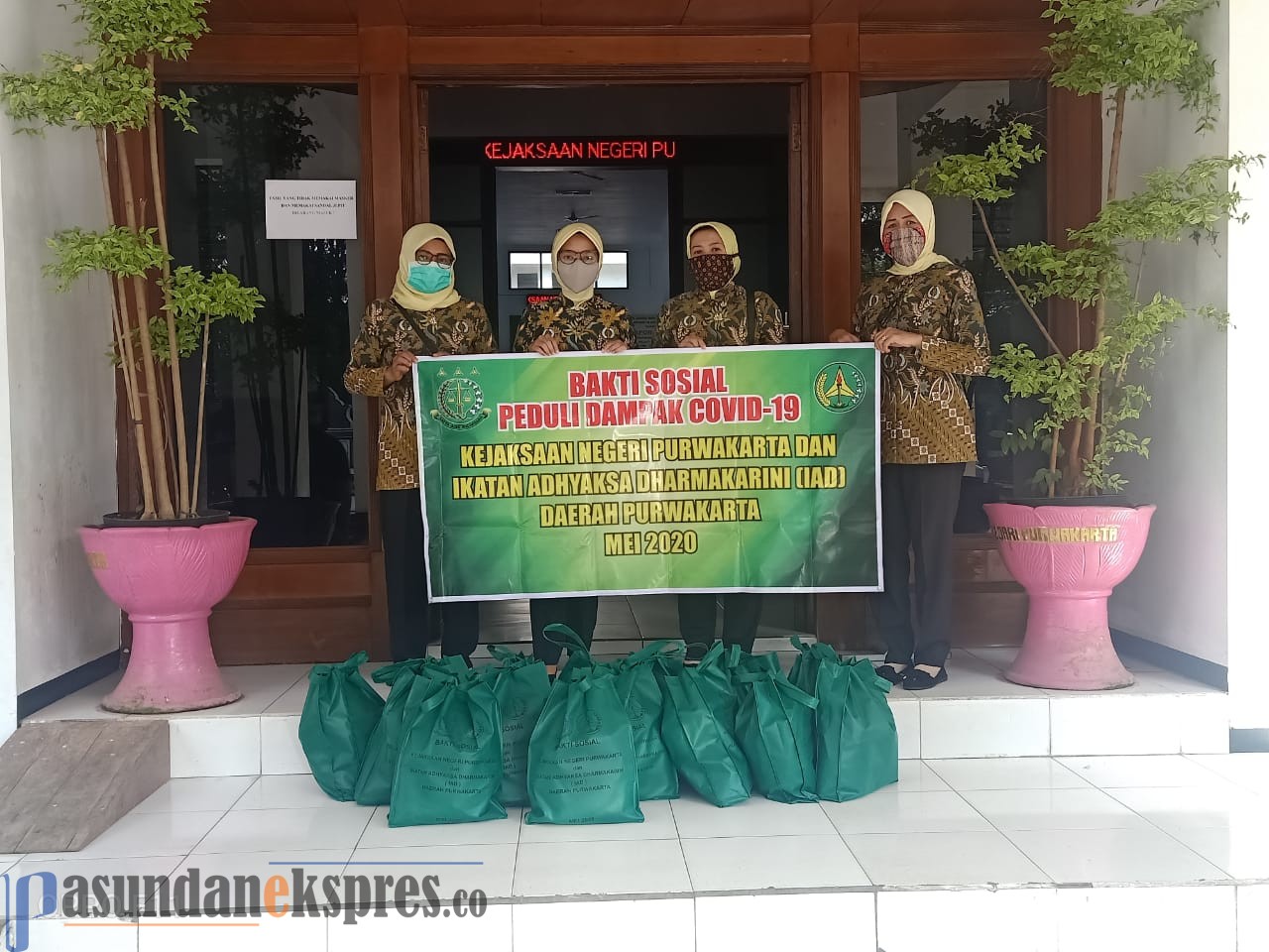 IAD Kejari Purwakarta Ringankan Bebankan Masyarakat, Bagikan Sembako Gratis