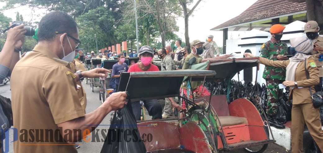 Alhamdulilah, Bupati Subang Bagikan Sembako kepada 300 Tukang Becak