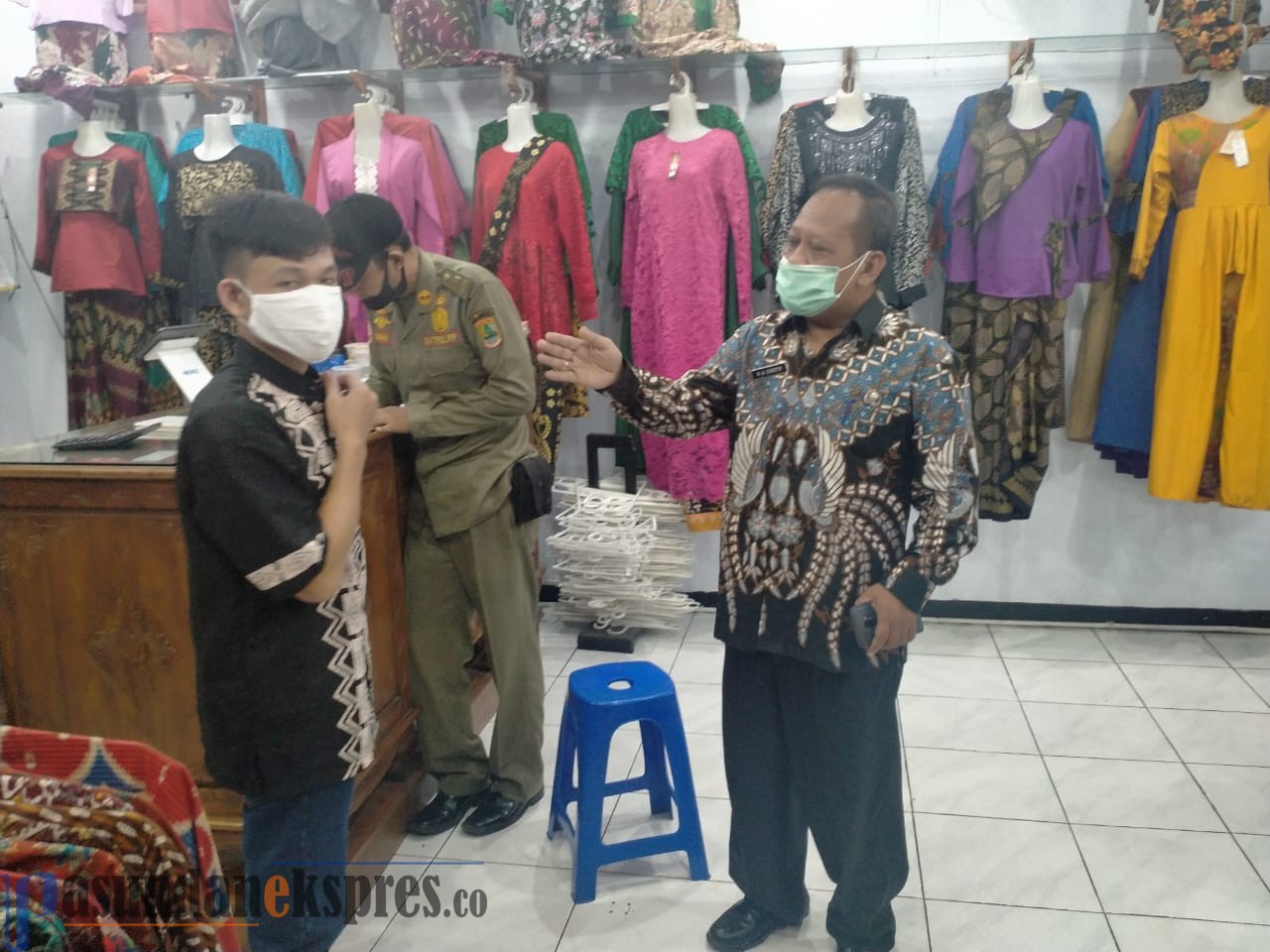 Kadis Perindag Bersama Satpol PP Karawang Segel Toko Pakaian