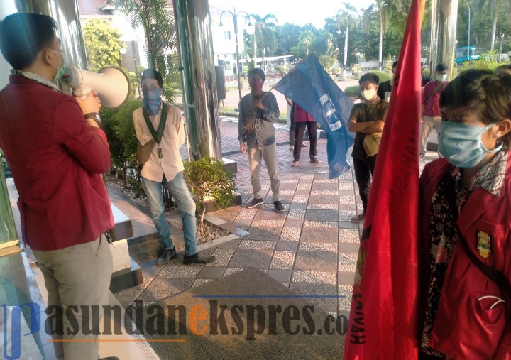 Anggaran Covid-19 Tidak Transparan, Kantor Bupati Karawang Disegel Mahasiswa Cipayung Plus