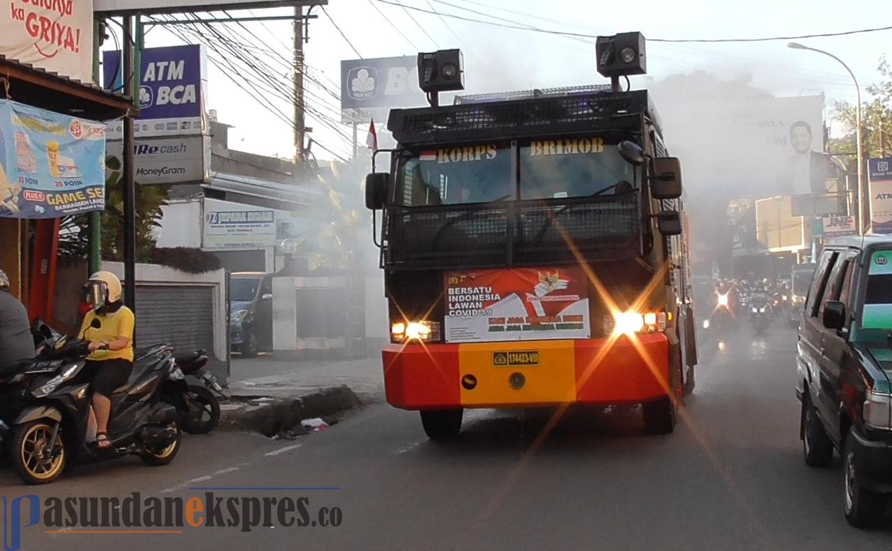 Jelang Idul Fitri, Sat Brimob Polda Jabar Semprot Disinfektan