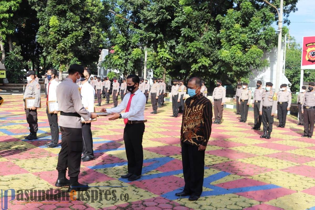 Kinerja Terbaik, Anggota Satnarkoba Dapat Penghargaan
