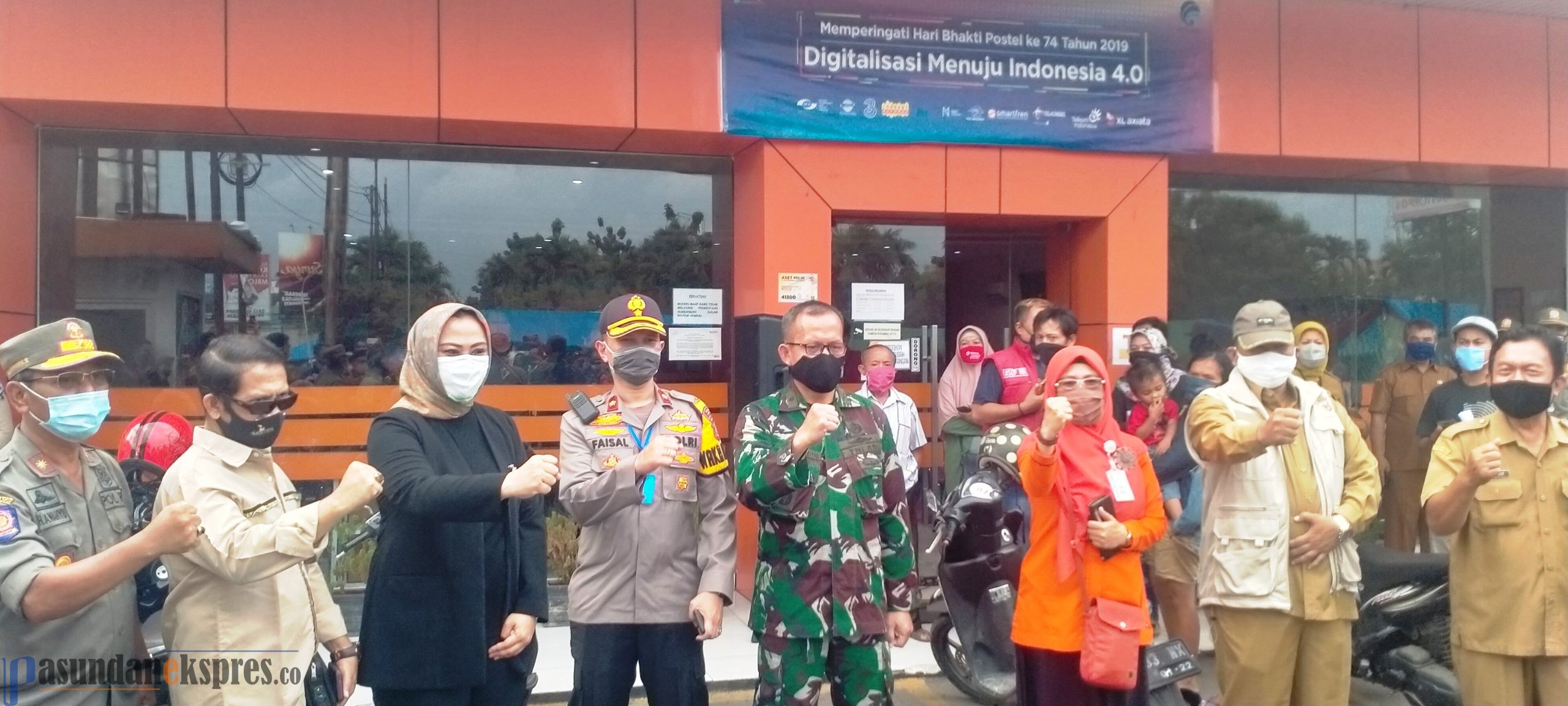 Pemkab Karawang Mulai Distribusikan Bantuan Paket Sembako dan Uang