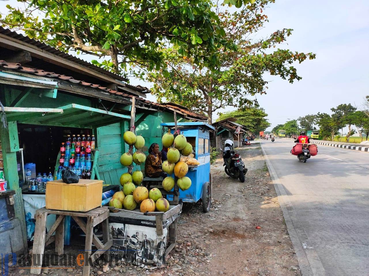 Pedagang Akui Minimnya Pembeli, Warung Dadakan di Pantura Sepi