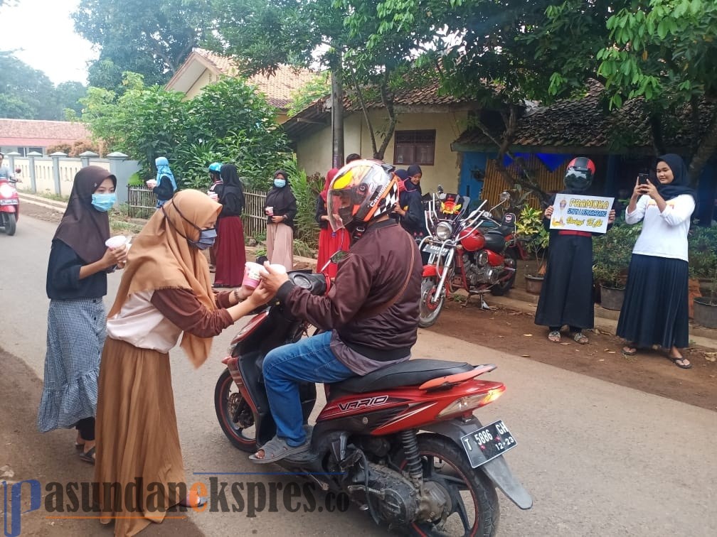 Pramuka SMPN 1 Lemahabang Berbagi Takjil