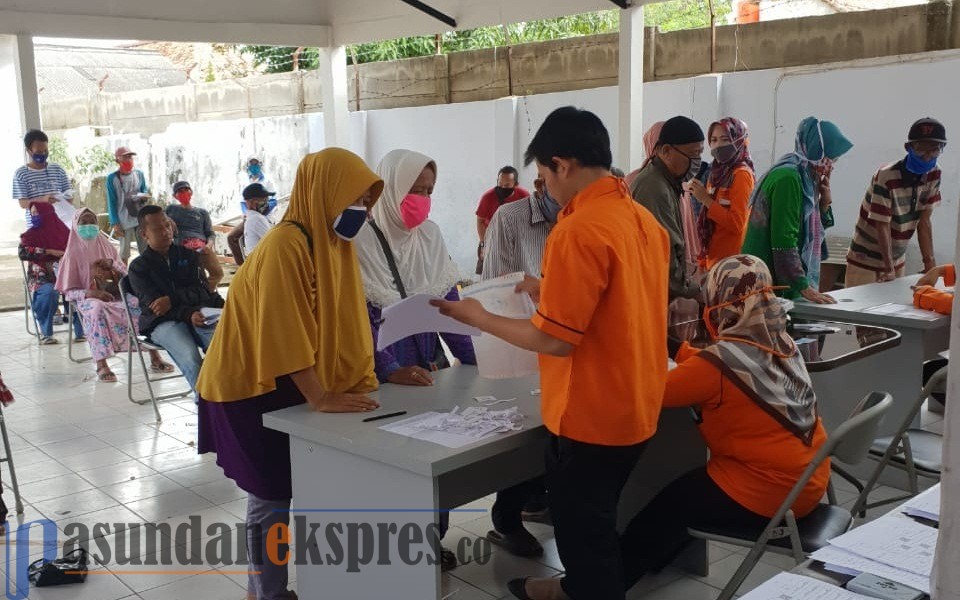 Warga Berkurumun di Kantor Pos, Social Distancing Terabaikan di PSBB