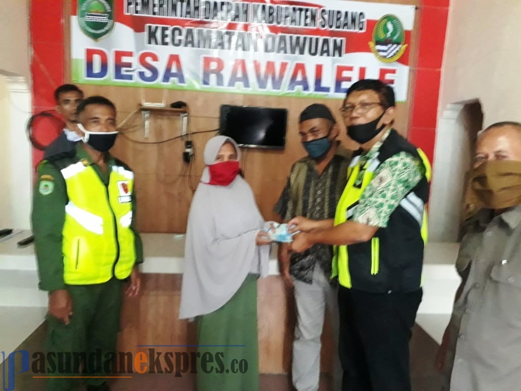 Pemdes Rawalele Bagikan BLT untuk 146 KK Terdampak Covid-19