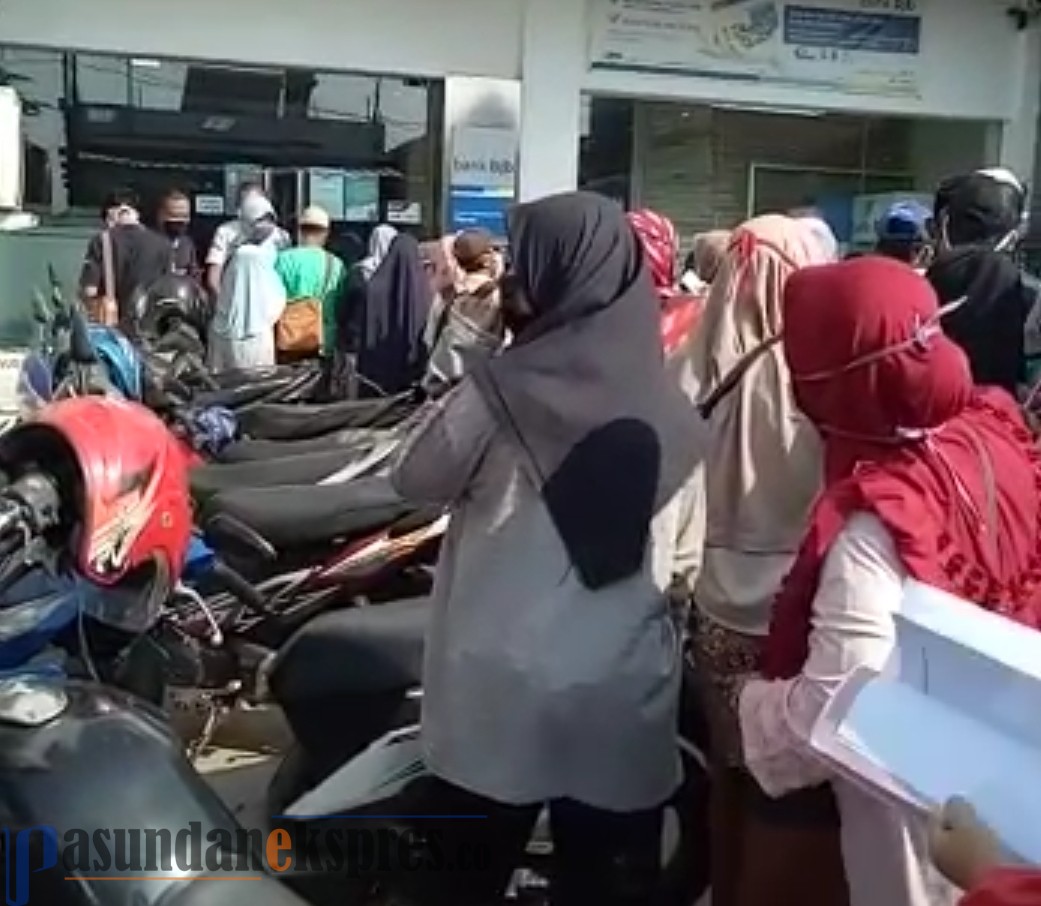Ditengah Covid-19, Tenaga Pendidik Berdesakan Cairkan Tabungan