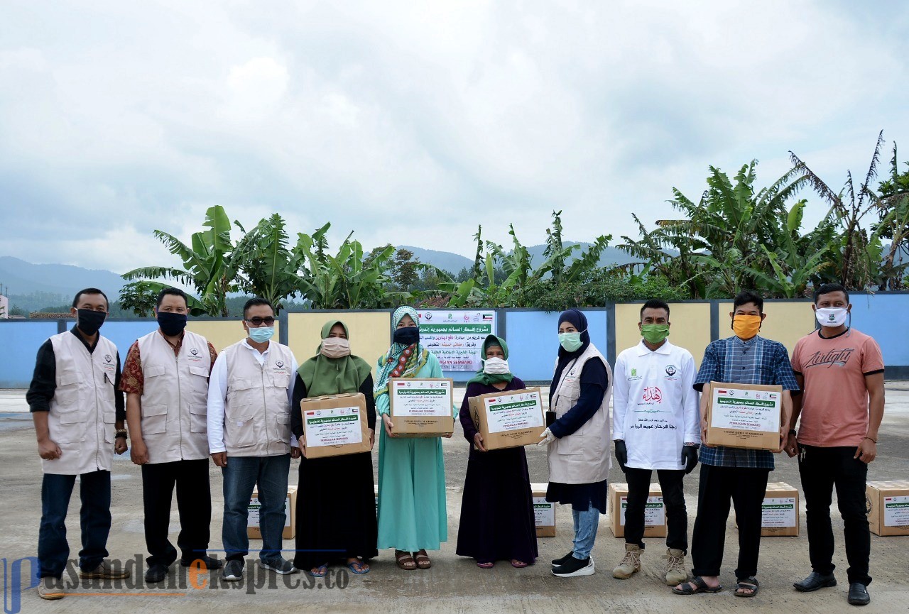Desa Wangunharja Terima Bantuan 300 Paket Sembako dari Kuwait