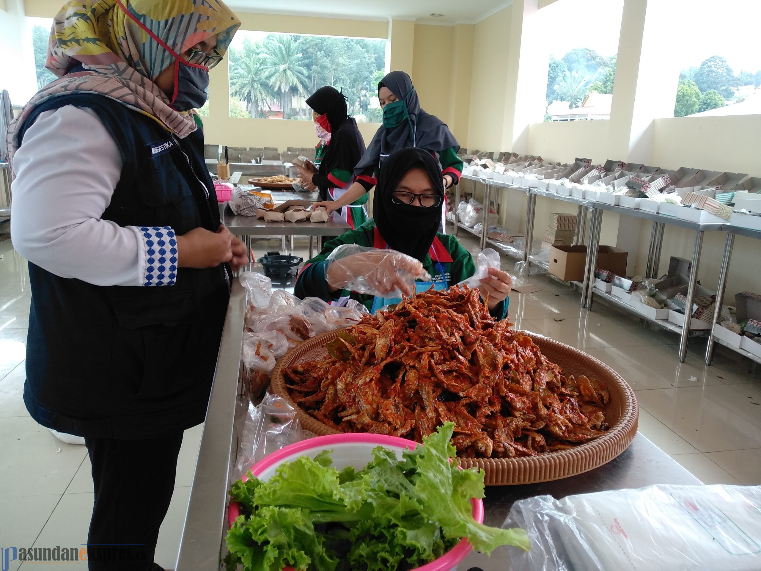 Warga Terdampak Covid-19 Produksi 200 Box Nasi Per Hari