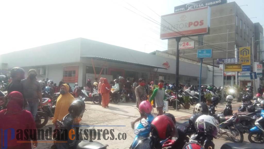 Abaikan Aturan PSBB, Ratusan Orang Antre Ambil Bantuan di Kantor Pos Subang