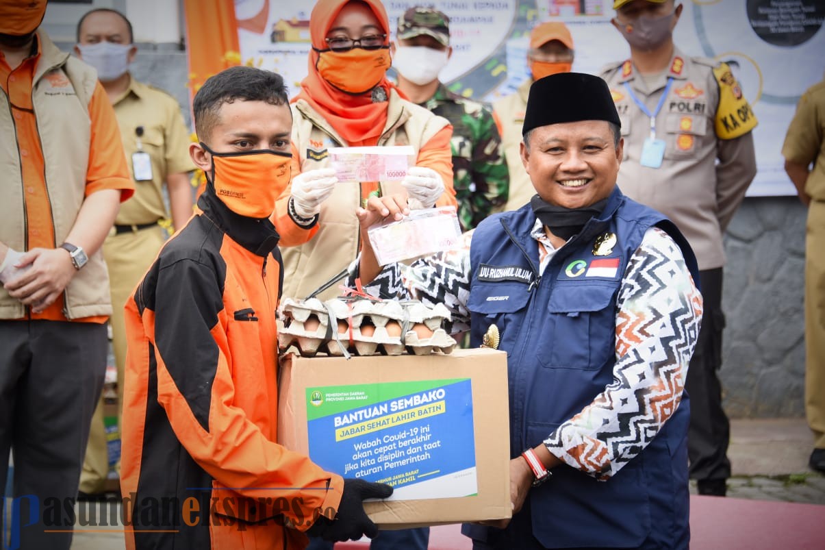 Uu Ruzhanul Lepas Distribusi Bansos Jabar di Garut