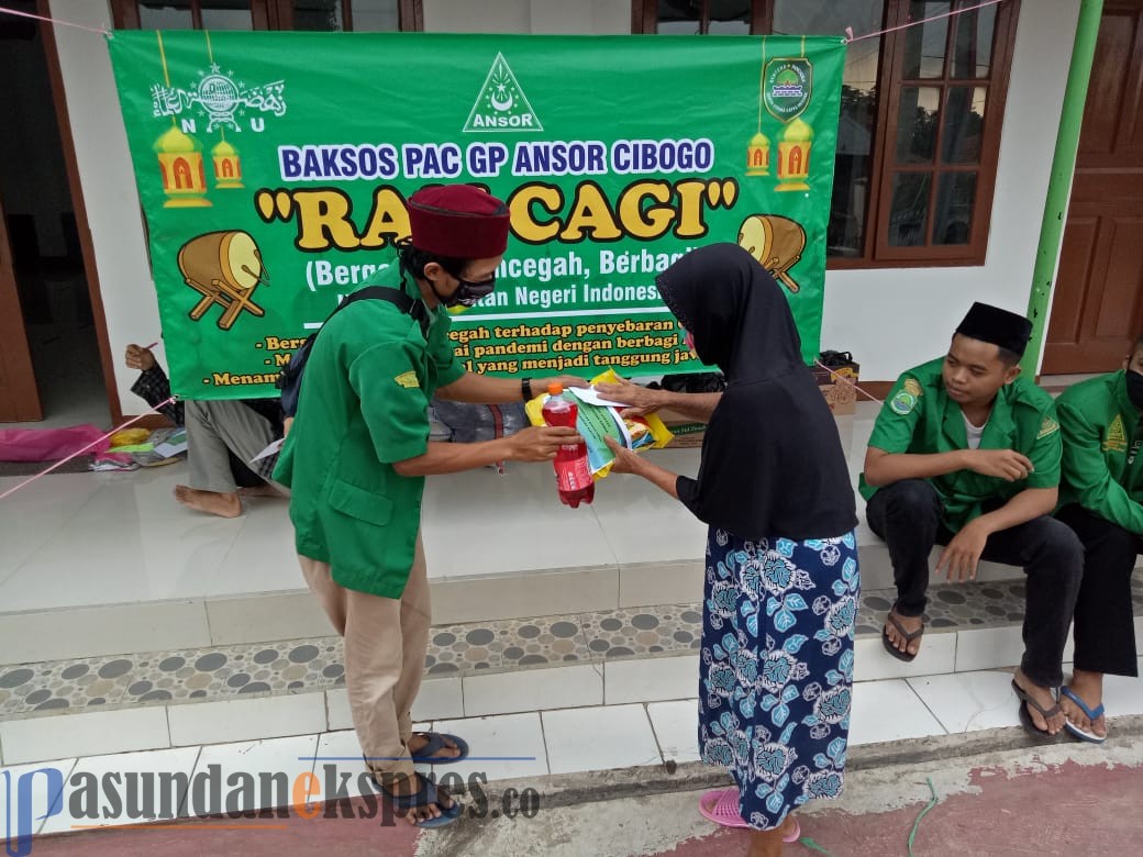 Peduli Warga Terdampak Covid-19, PAC Ansor Cibogo Bagi-bagi Sembako