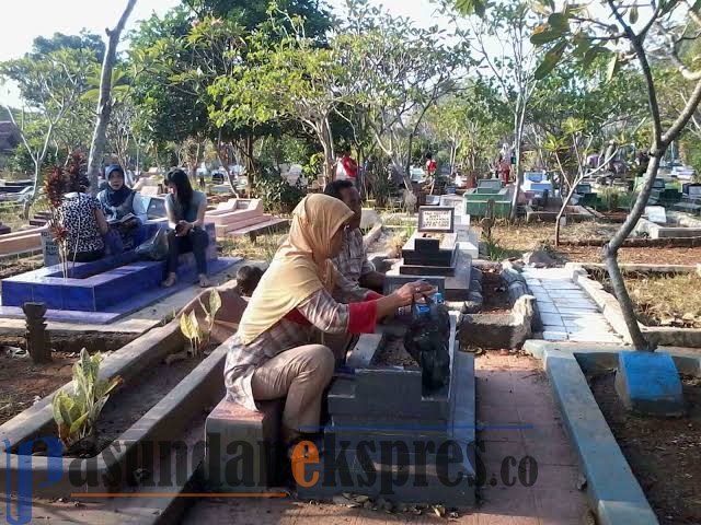 Hari Pertama dan Kedua Lebaran, Warga Subang Ramai Ziarah Kubur di Masa Pandemi Covid-19