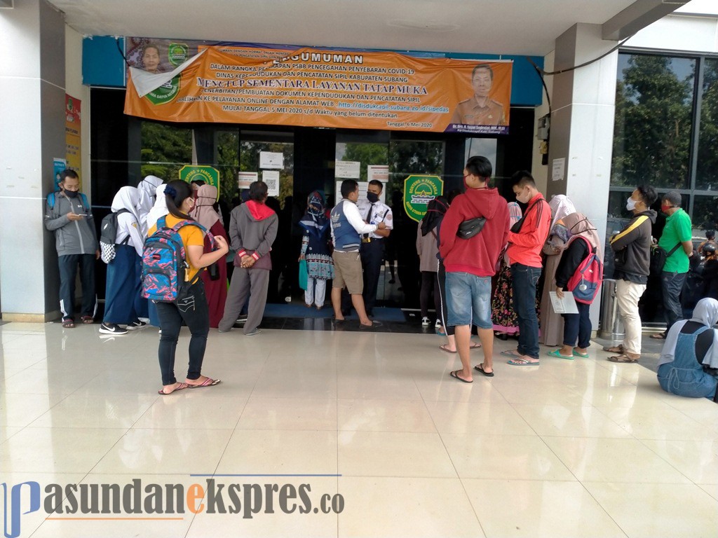 Orang Tua Siswa Geruduk Kantor Disdukcapil Subang