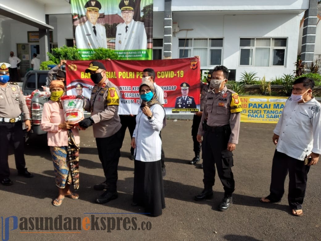 Polres Subang Bagikan 2.000 Paket Beras Peduli Covid-19