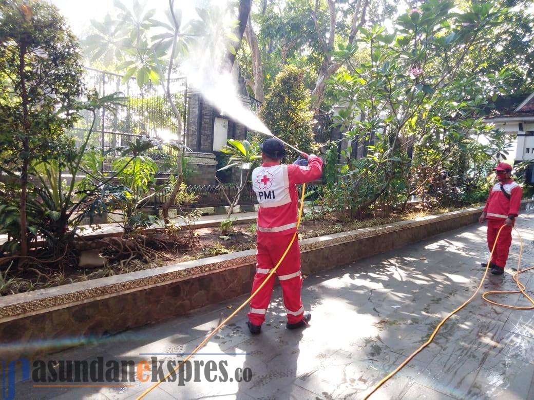 PMI Semprot Disinfektan di Area Situ Buleud