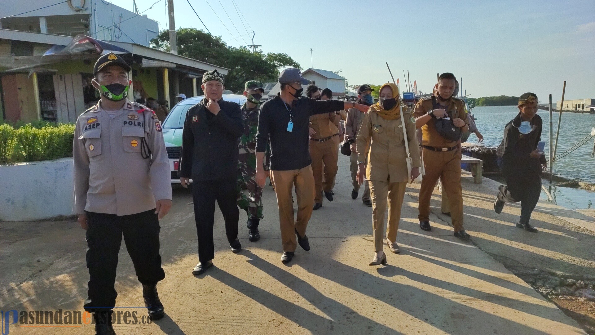 Pemkab Subang Terjunkan Beko Amfibi Tangani Dampak Rob Mayangan