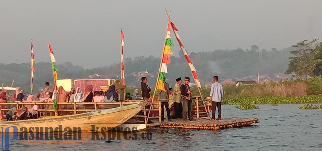 Serunya Seserahan Pengantin di Kecamatan Sukasari, Naik Perahu Tongkang Hias, Seluruh Barang dan Keluarga Harus Tertampung