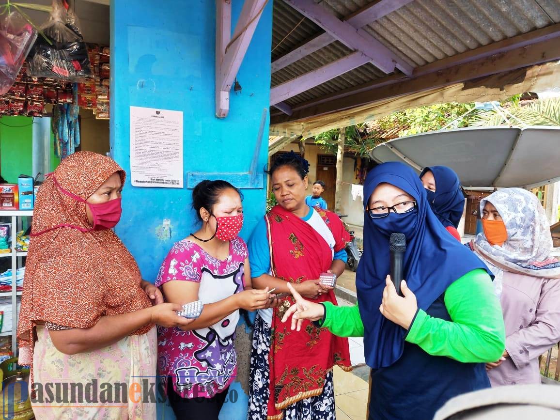 Petugas Lapangan Keluarga Berencana Bagikan Alat Kontrasepsi