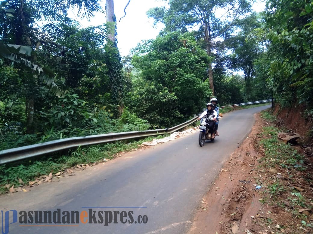 Jalan Sempit Rawan Longsor, Jalur Cirangkong Minim PJU