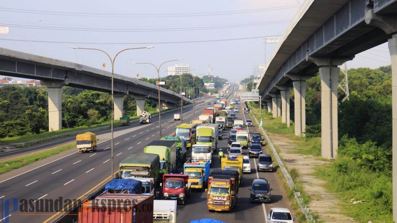 Mobil Luar Daerah Padati Jalur Alternatif, Diputarbalikkan di Tol Japek