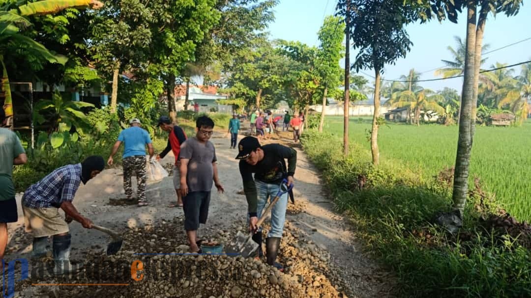 Tak Kunjung Diperbaiki Pemkab, Warga Wanareja Perbaiki Jalan Sendiri