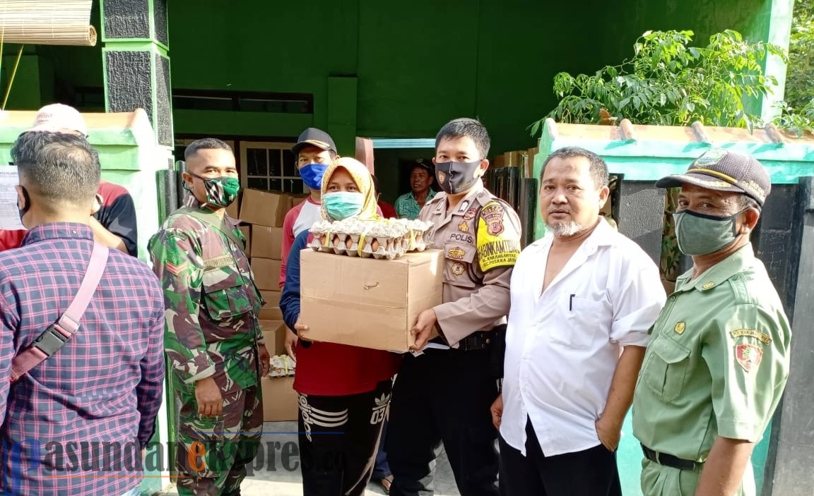 Pemdes Karanganyar Salurkan Bantuan Sosial Gubernur