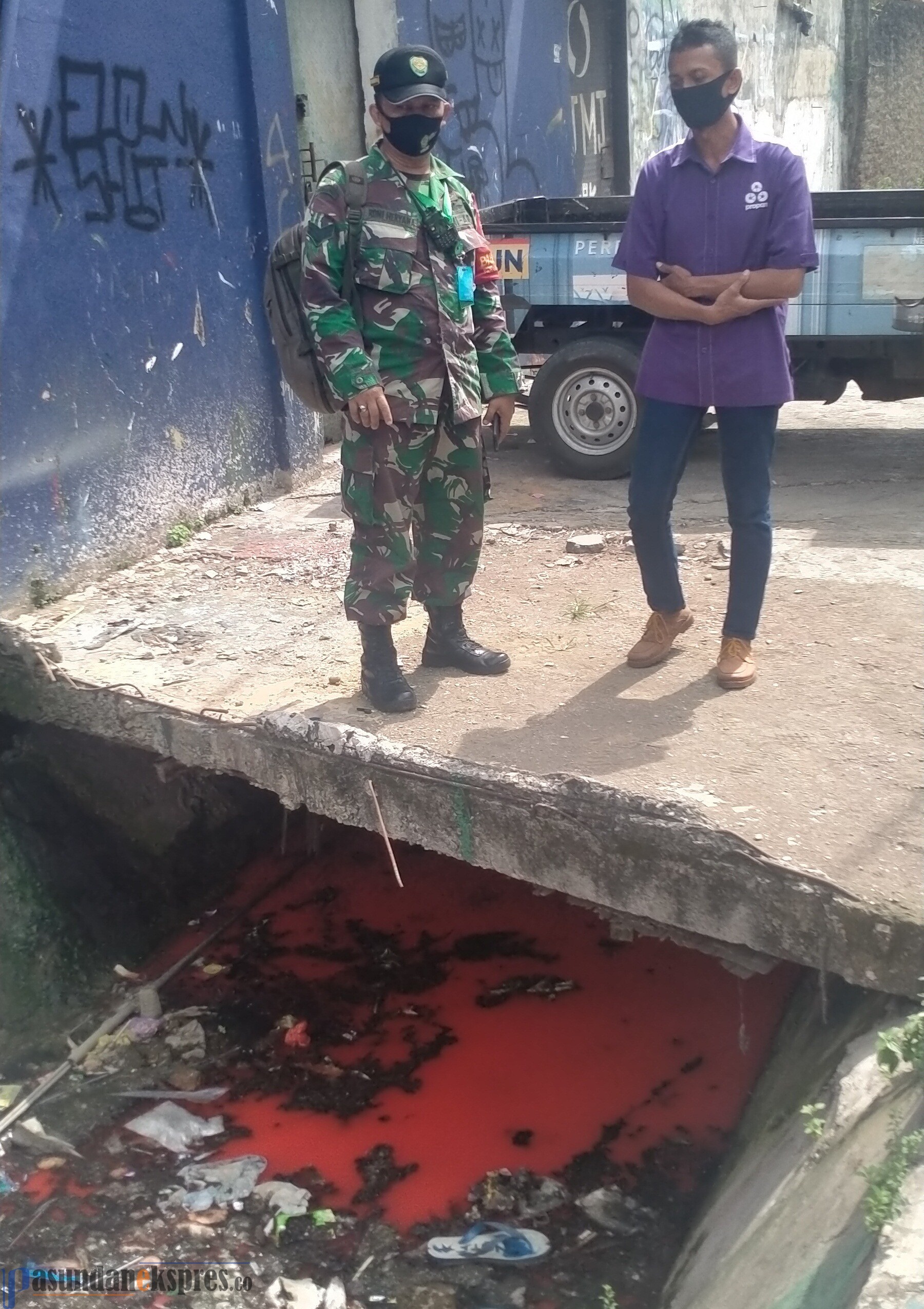 Toko Cat Mega Utama Buang Limbah Sembarangan ke Sungai