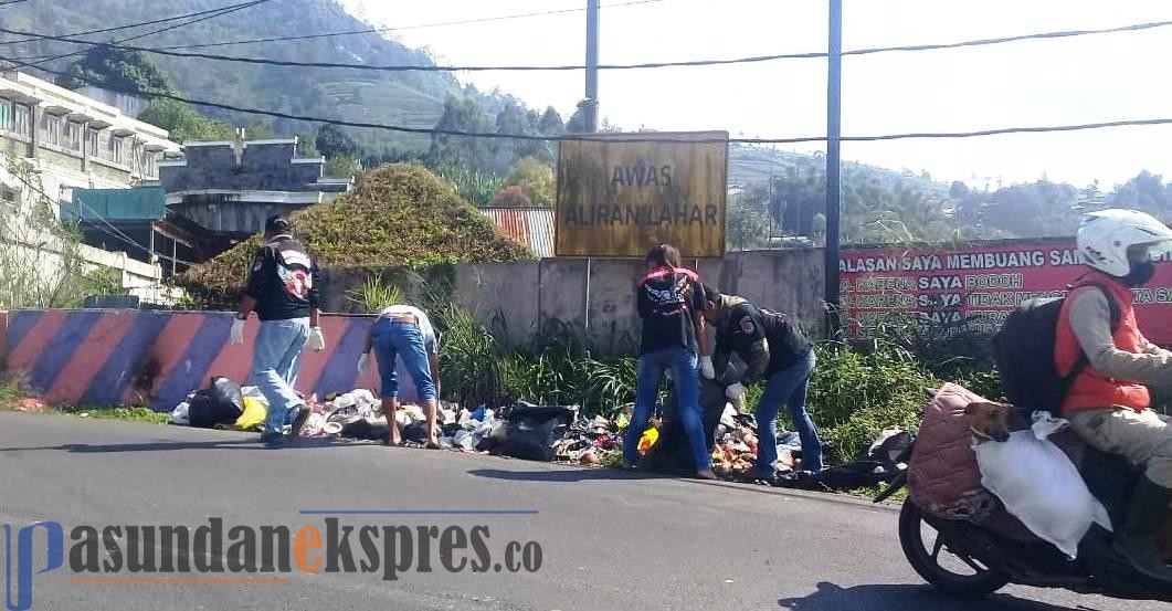 Masuki New Normal, Warga Cibogo Bersihkan Sampah