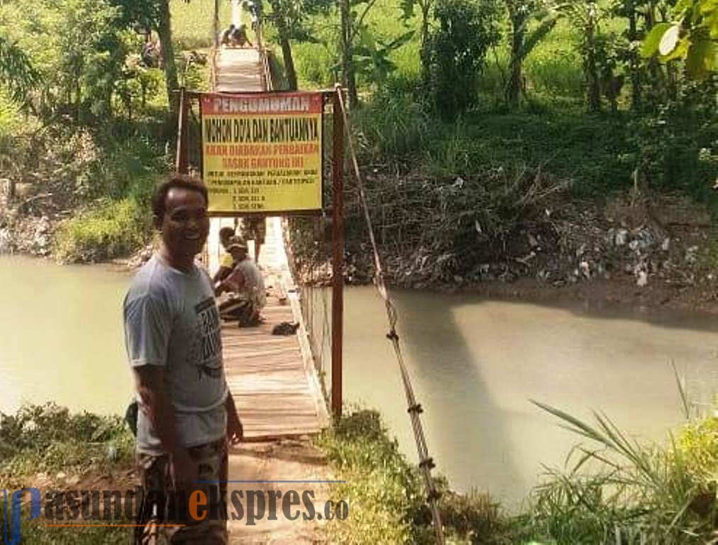 Warga Wanareja Gotong Royong Perbaiki Jembatan