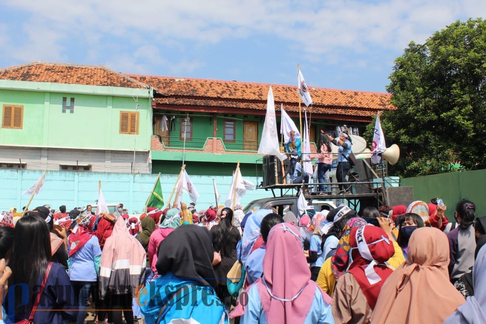 Tuntut Upah, Ratusan Buruh Kepung Pabrik