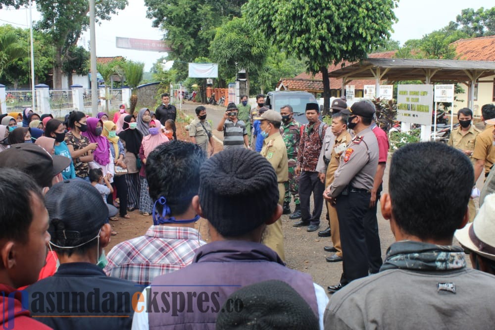 Akibat Bansos, Warga Desa Marengmang Kepung Kantor Desa