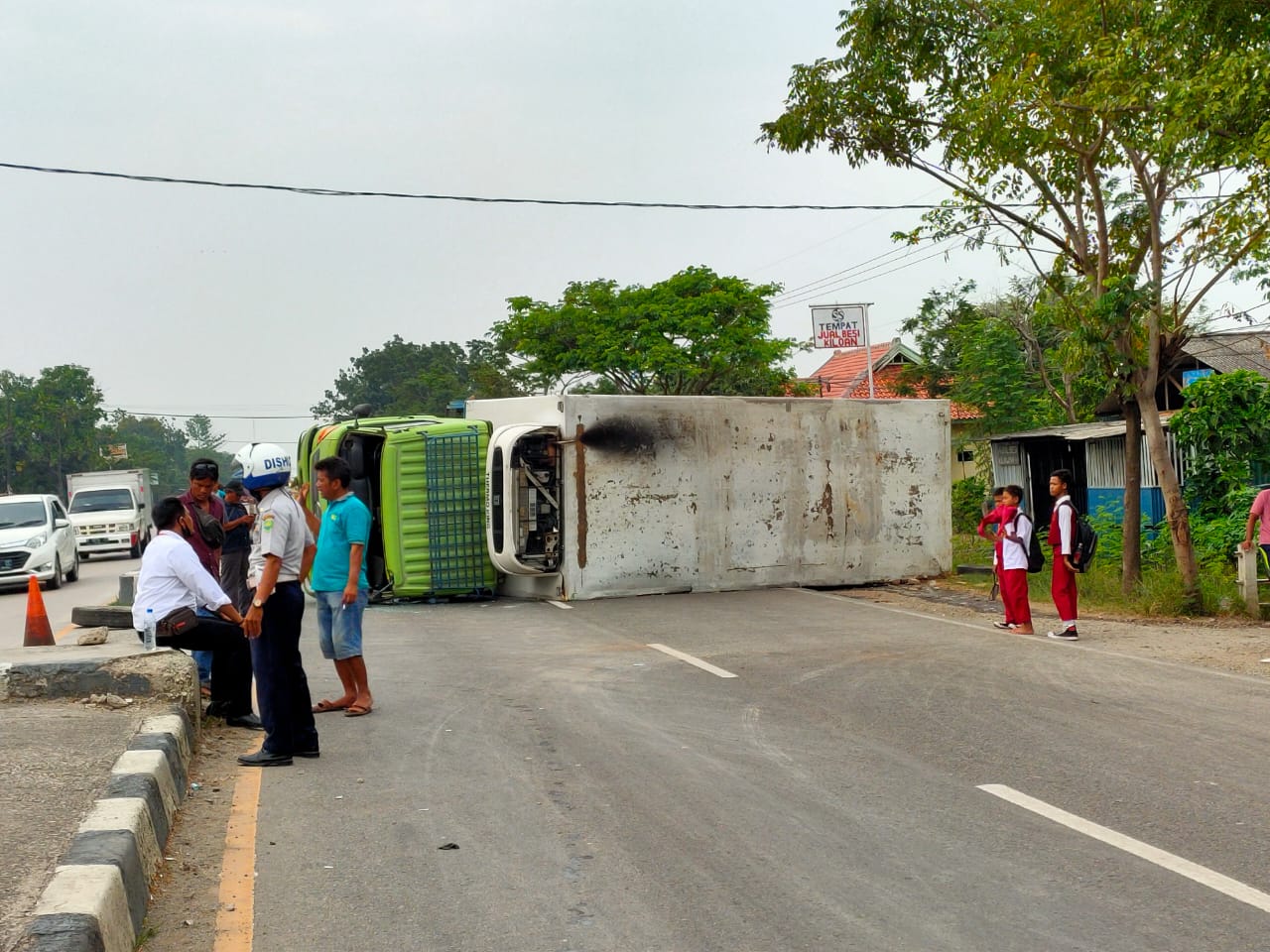 Truck Trailer Terguling Tutup Jalur Pantura