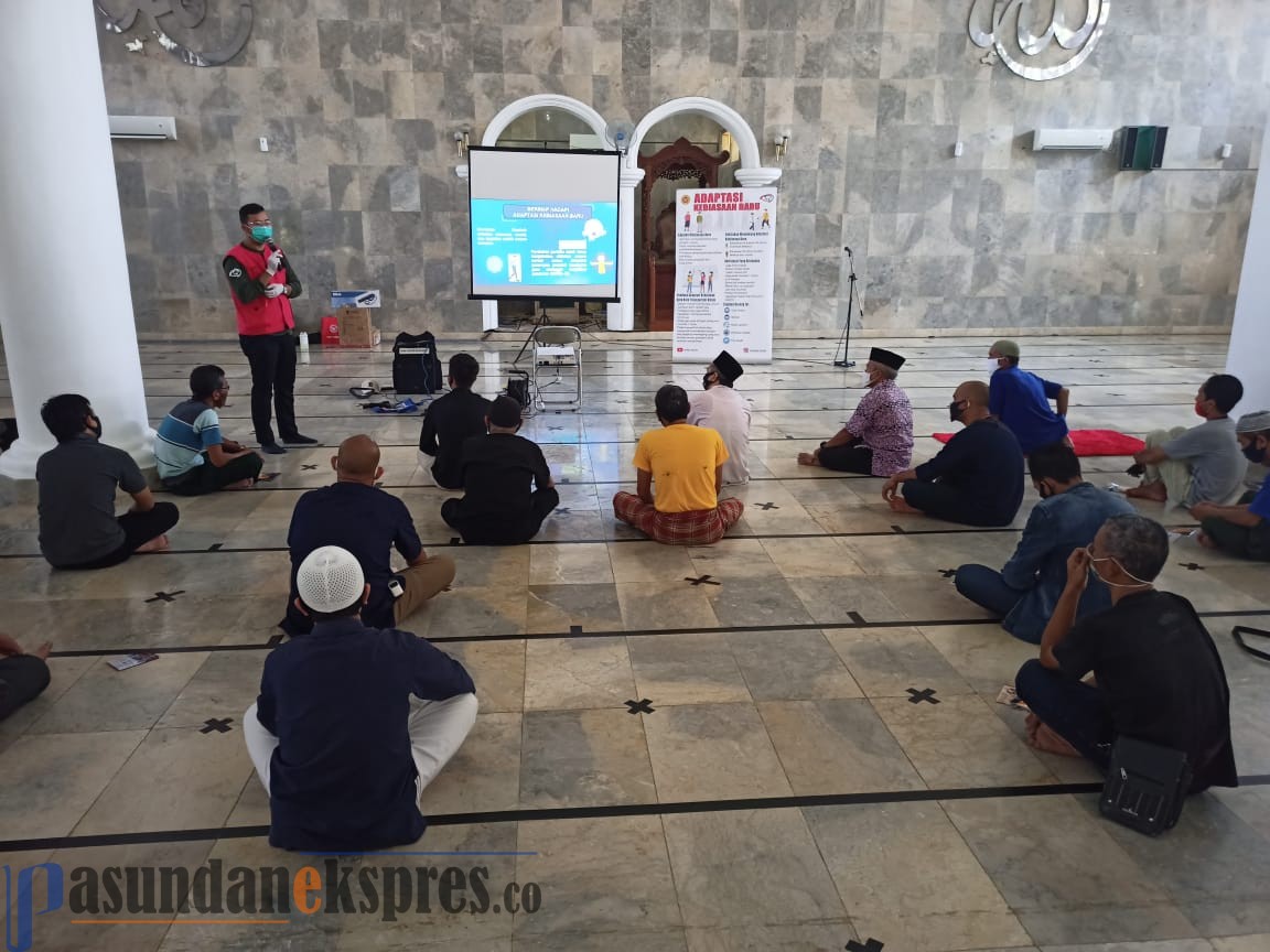 Tim Velox Pejaten Dekontaminasi Masjid Agung Baing Yusuf