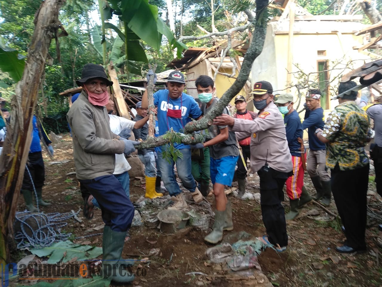 Lima Rumah Rusak Berat dan Satu Orang Meninggal Dunia Tertimpa Pohon