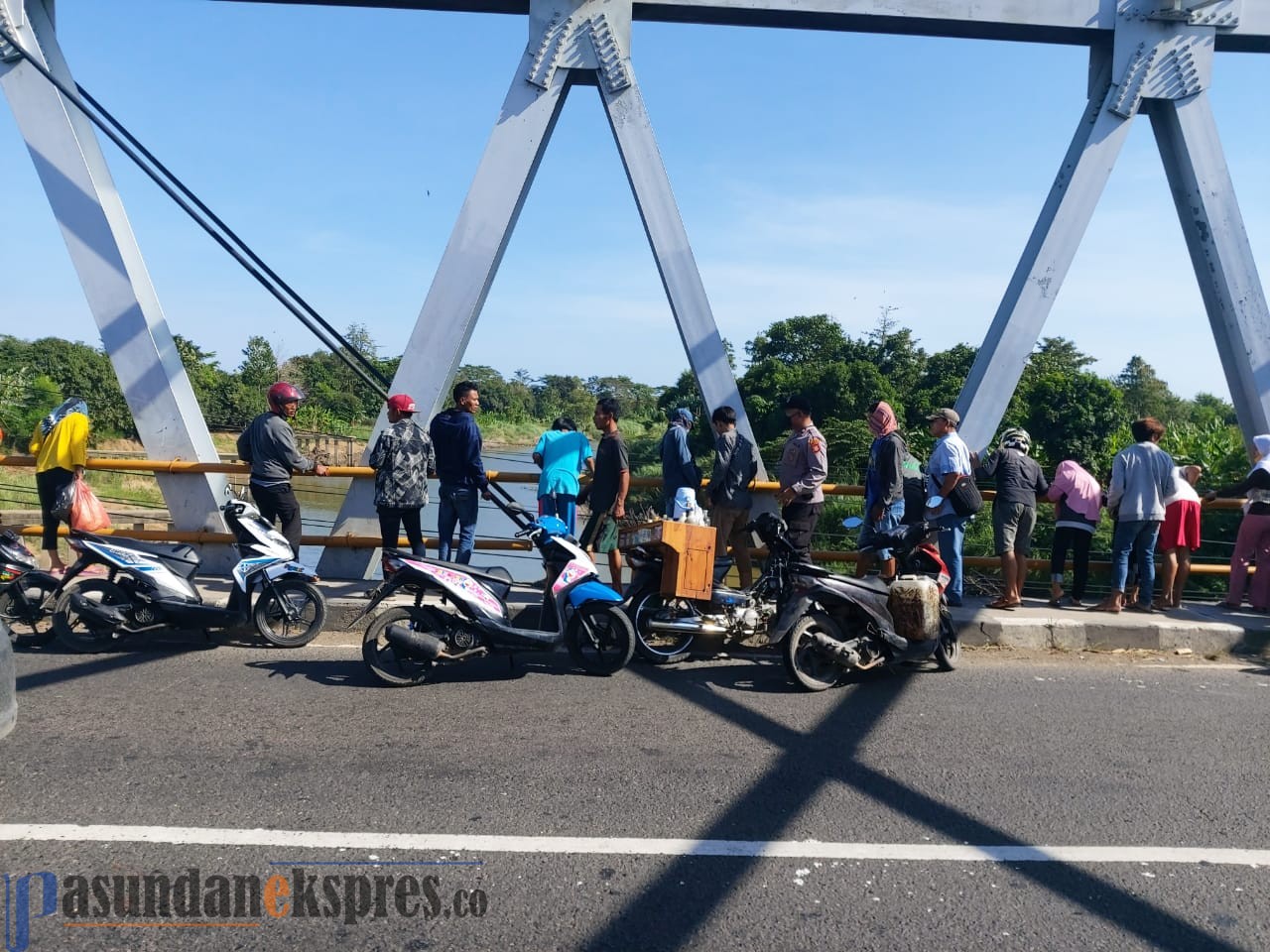 Pria Paruh Baya Nekat Terjun Ke Sungai Cipunagara