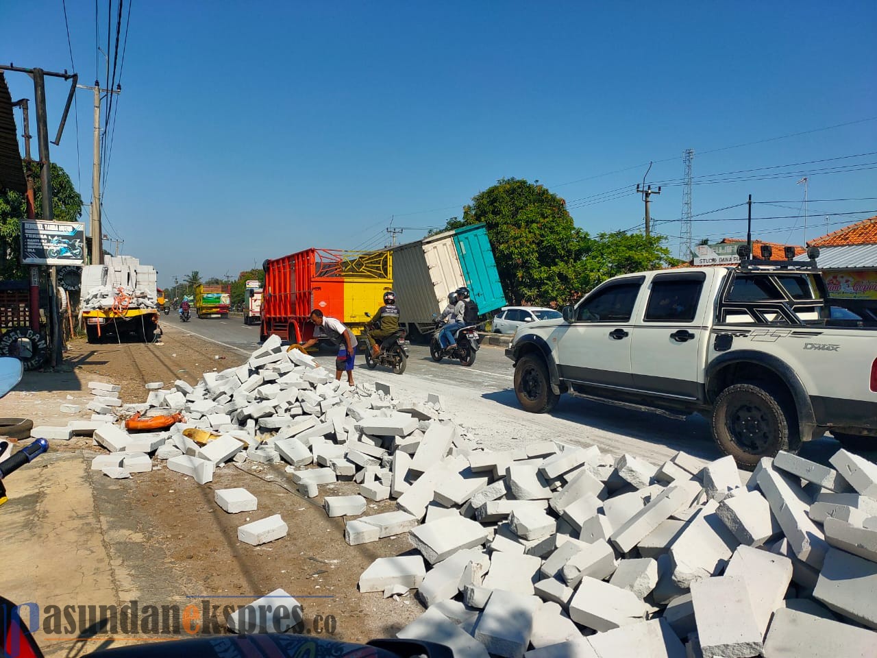 Tabrak Pengangkut Batako, Mobil Box Ringsek di Jalur Pantura