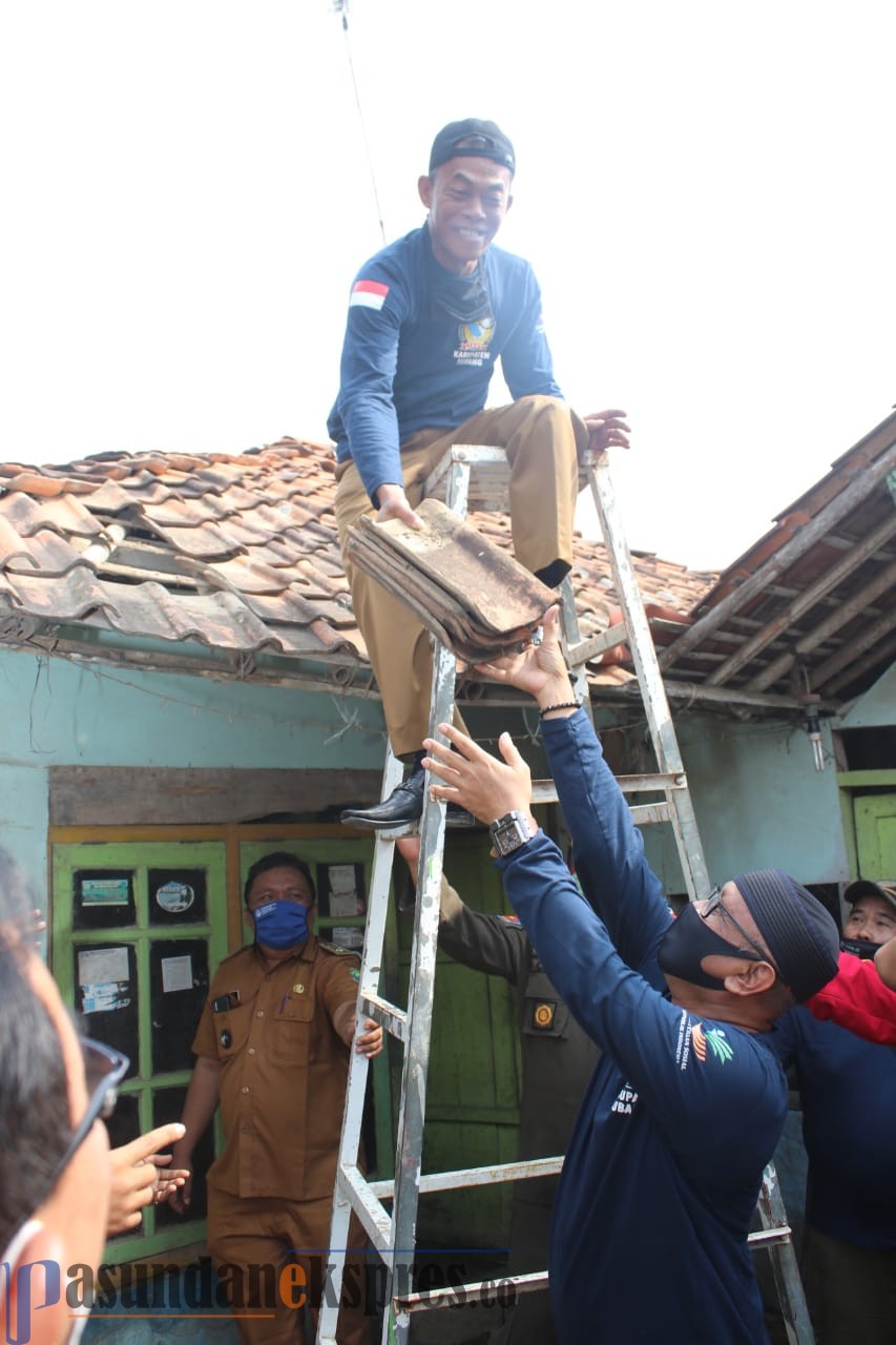 Bupati Gotong Royong Bangun Rumah Warga