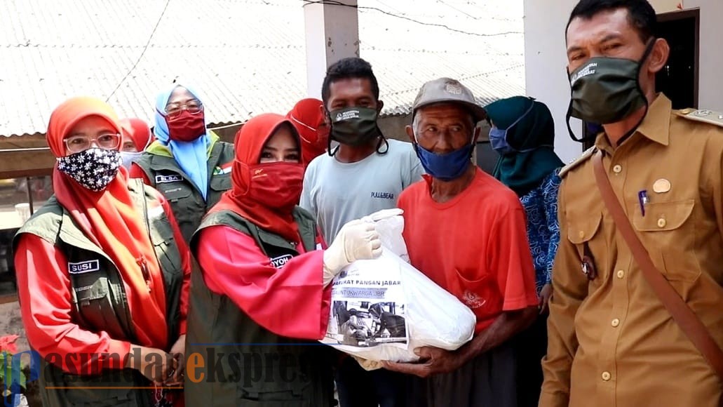 Hj. Yoyoh Ruhimat Tebar Sembako di Tiga Kecamatan