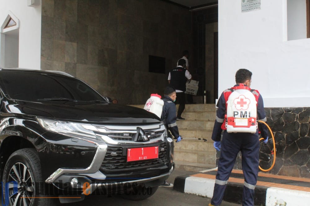 Empat ASN Positif Covid-19, Rumdin Bupati Subang Disemprot Disinfektan